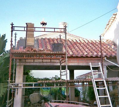 photo of service building works with a roof underconstruction in Canillas de Aceituno